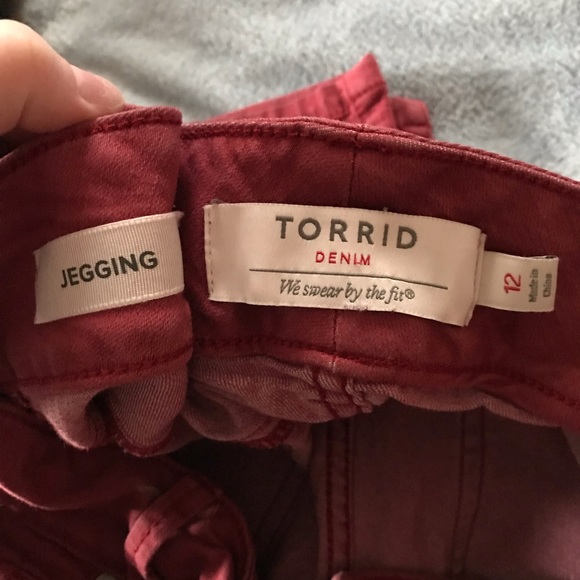 ❌SOLD❌ Torrid Cropped Jegging – Red Wash - Picture 4 of 4